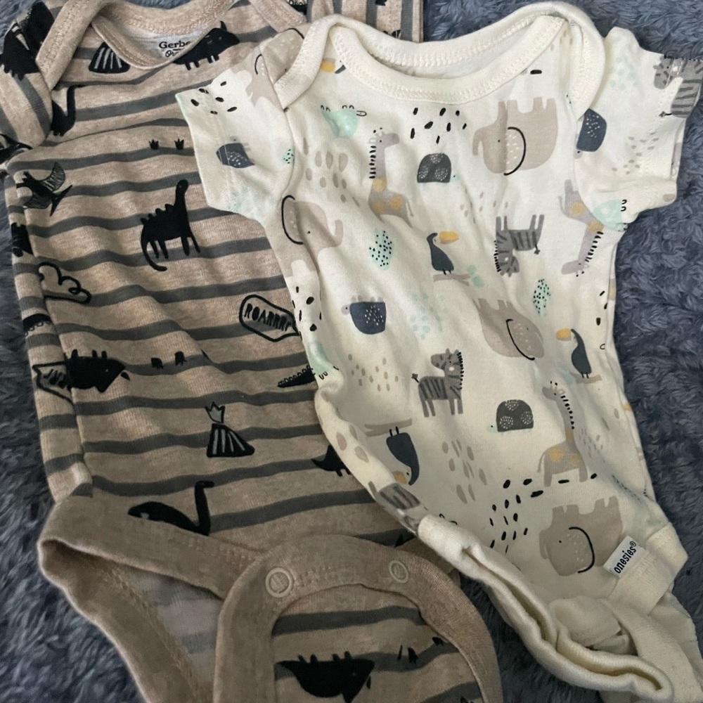 Newborn Gerber Tan Dino set